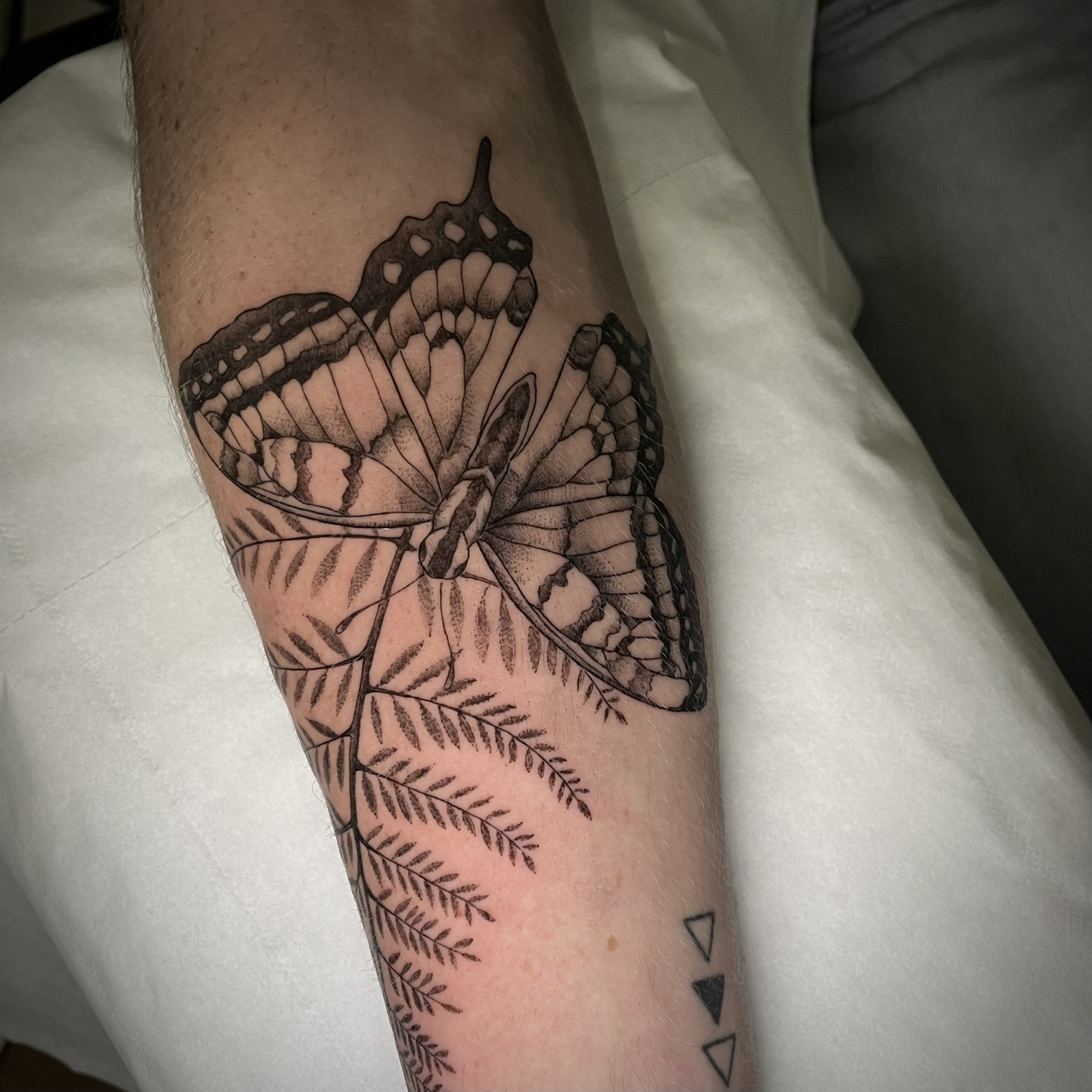 Tatouage floral et animalier illustratif 1